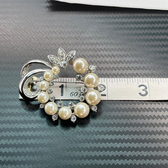 Vintage Circle Brooch Pin Faux Pearls Clear Rhinestones Silver Tone MCM Estate - Picture 8 of 8